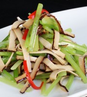 香干拌芹菜：营养美味