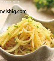 简单又美味鸡汁葱油炒土豆丝