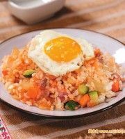 健康营养的爽口泡菜炒饭