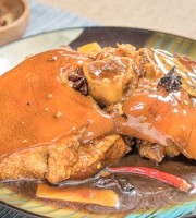 汤汁乳白，猪肘烂软