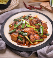 色泽红亮，肥而不腻