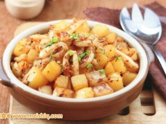 外脆里嫩的椒盐土豆墨鱼圈