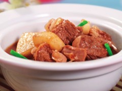 温暖寒冬的红焖羊肉煲做法