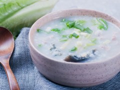 咸香美味暖胃的皮蛋瘦肉粥