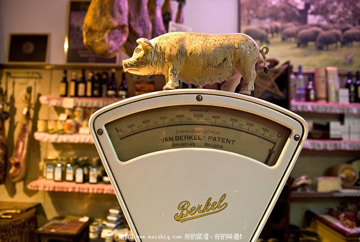 西班牙火腿制作全程腌制前生猪散养吃橡子