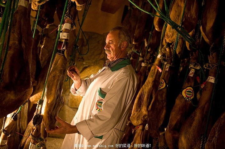 西班牙火腿制作全程腌制前生猪散养吃橡子