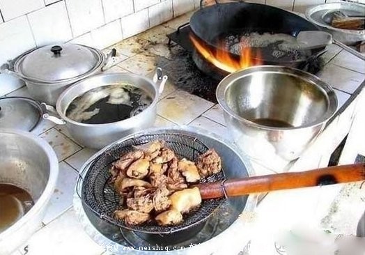 恶心的死老鼠变身烤“乳鸽”全过程