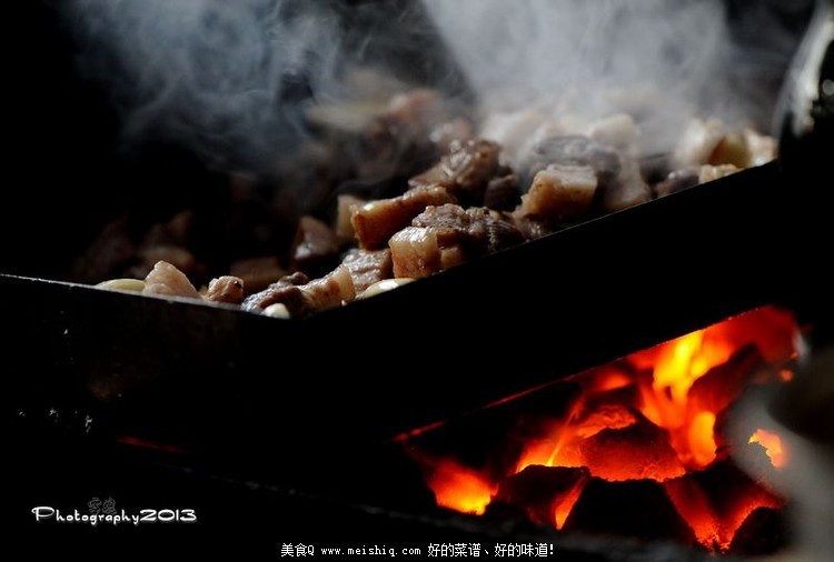 舌尖上的年味：东北农民工的春节大餐