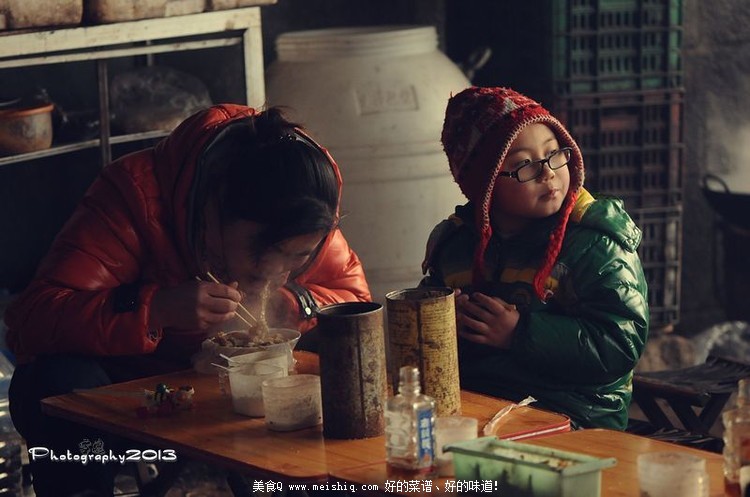 舌尖上的年味：东北农民工的春节大餐