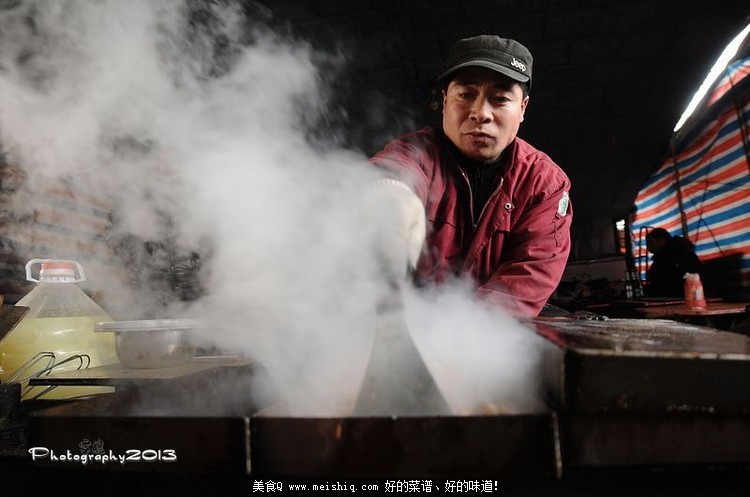 舌尖上的年味：东北农民工的春节大餐