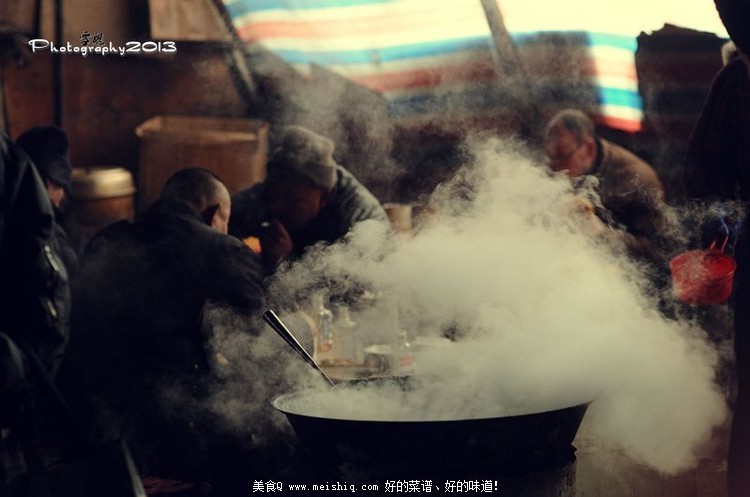 舌尖上的年味：东北农民工的春节大餐