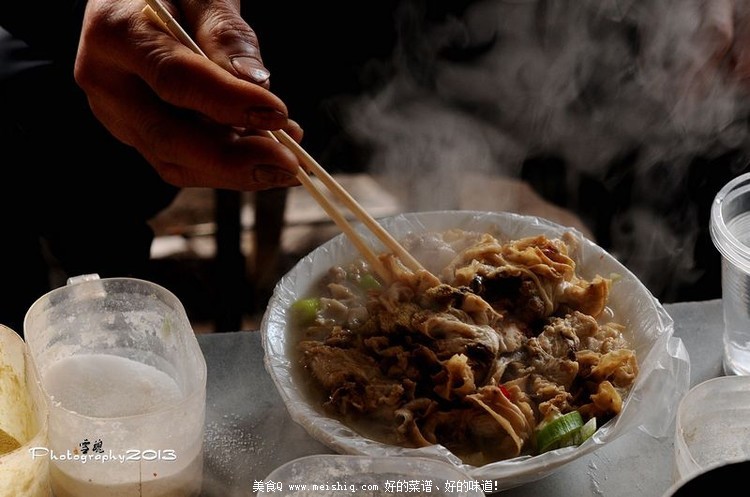 舌尖上的年味：东北农民工的春节大餐