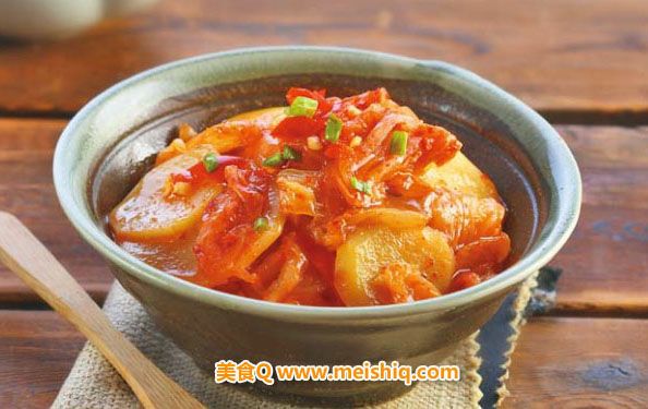 辣白菜炒土豆片