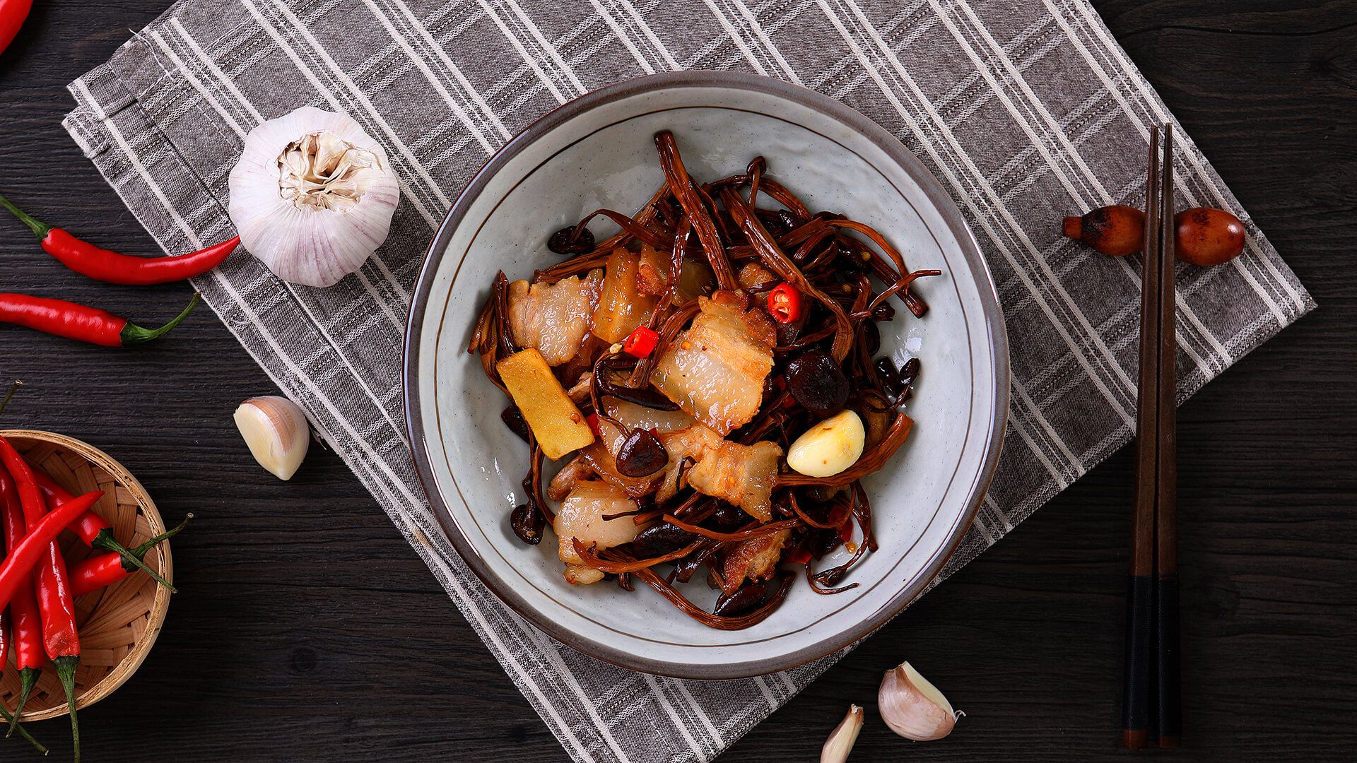 肉片炒茶树菇